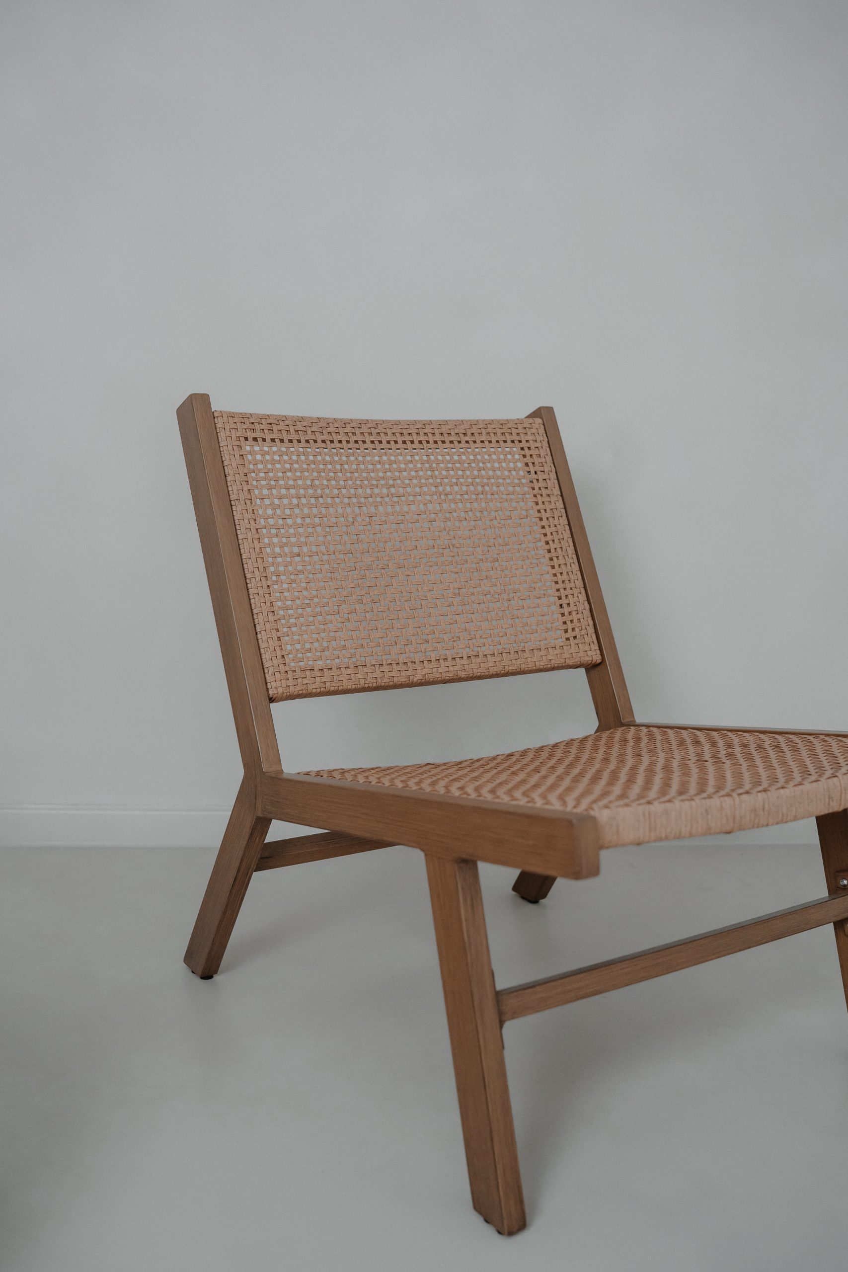 Rattan-Stuhl aus Holz im Studio